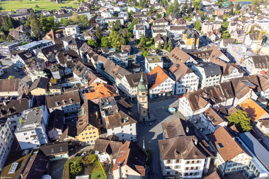 Die Drohnenfotografie erfasst Altdorf, der Hauptort des Kantons Uri, mit einem atemberaubenden Blick auf das Telldenkmal. Das Denkmal ist ein Symbol der Schweizer Geschichte und erinnert an den legendären Nationalhelden Wilhelm Tell.