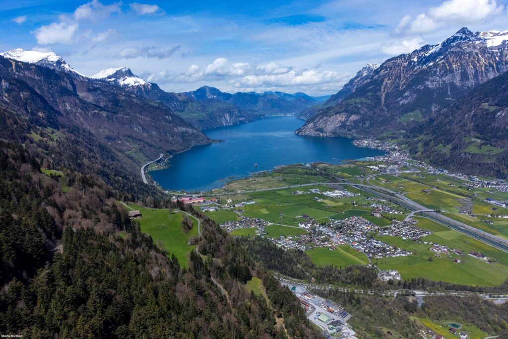 Der Blick auf den Urnersee in Richtung Brunnen ist ein Augenblick der Ruhe und Schönheit, der die Besucher in die majestätische Natur des Kantons Uri eintauchen lässt.