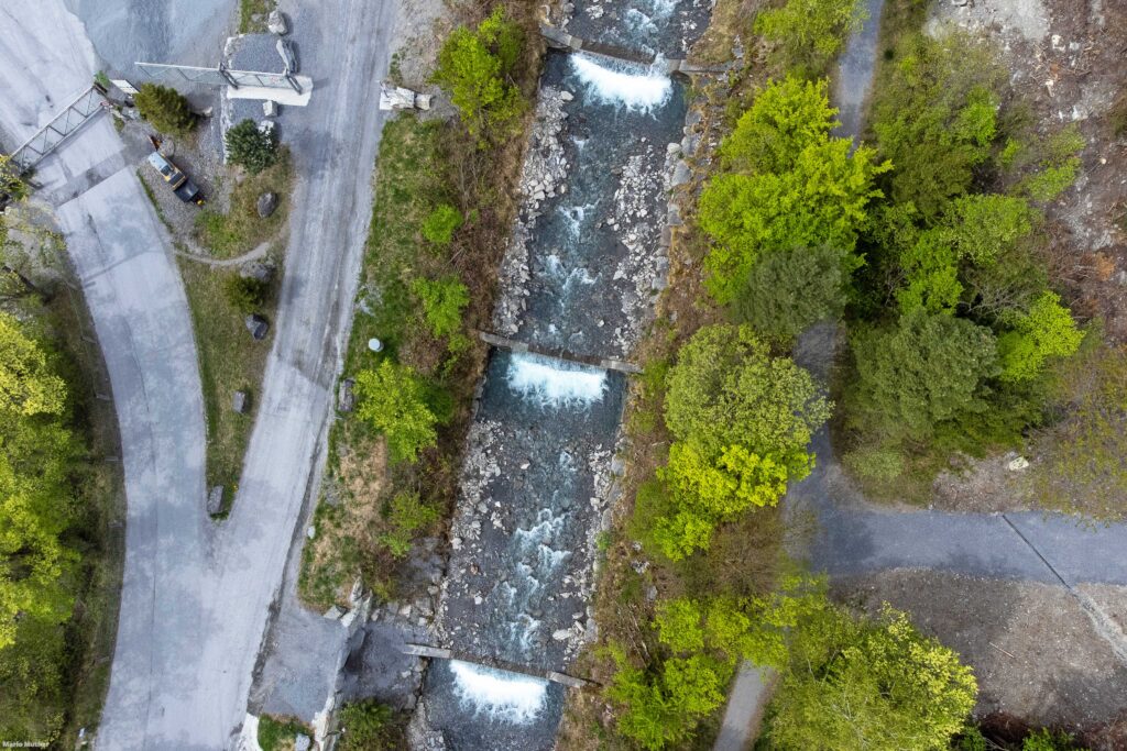 Die Drohnenfotografie fängt die Schönheit der Natur im Kanton Uri ein und lädt den Betrachter ein, die Ruhe und Klarheit des Palanggenbachs zu erleben.