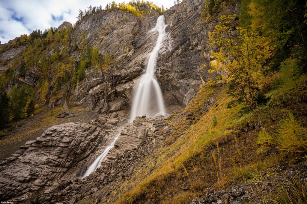 Die Engstligenfälle südlich von Adelboden im Berner Oberland sind ein beeindruckendes Naturschauspiel, das sich ideal für die Fotografie eignet. Die Engstligenfälle sind mit einer Fallhöhe von rund 600 Metern einer der höchsten Wasserfälle der Schweiz.