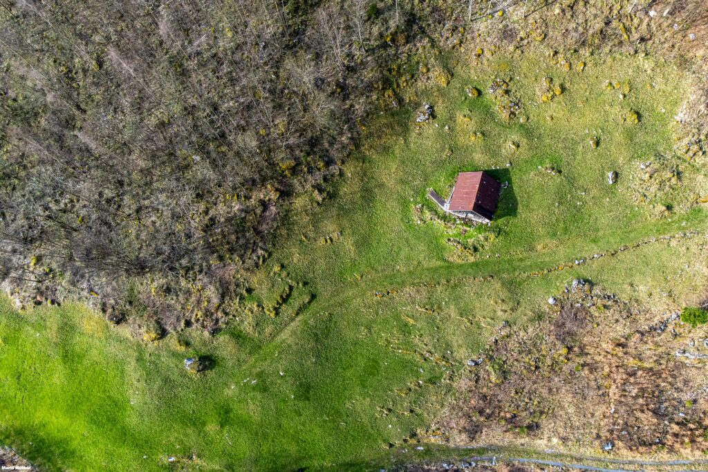 Das Erstfeldertal, gelegen im Kanton Uri. Es ist geprägt von einer malerischen Mischung aus Wiesen, Wäldern und kleinen Bächen, die sich durch die Landschaft schlängeln.