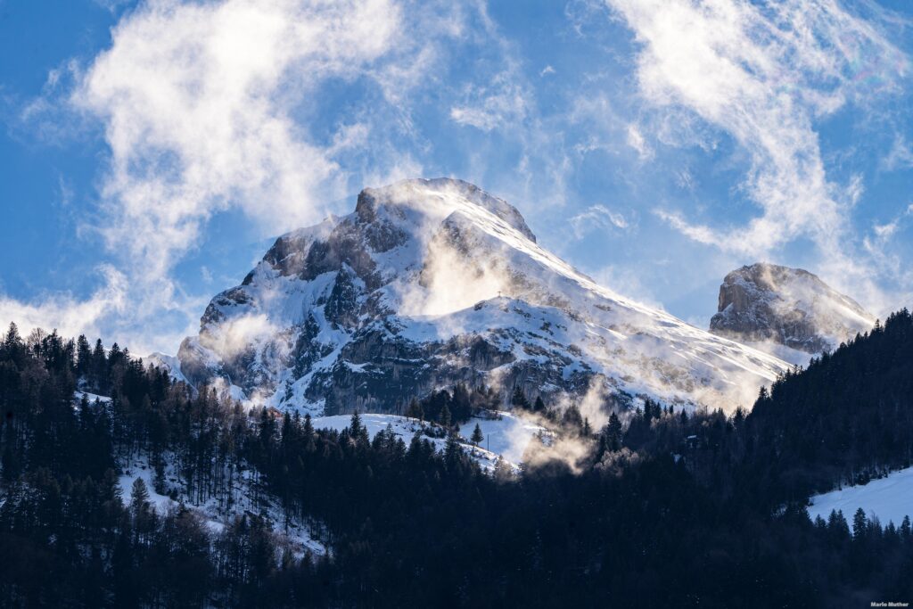 Der imposante Geissberg erhebt sich in Attinghausen im Kanton Uri. Er ragt majestätisch in den Himmel und bietet einen atemberaubenden Ausblick auf das umliegende Tal und die umliegenden Berge.