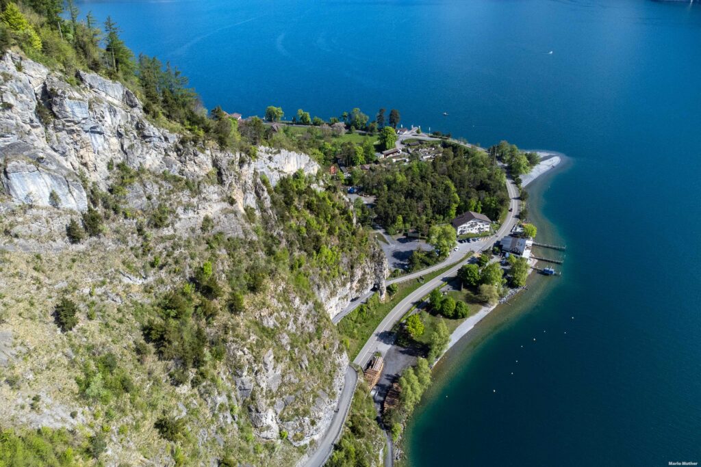 Die Drohnenfotografie erfasst den Blick auf die Isleten, ein charmanter Ort im Kanton Uri. Diese Drohnenfotografie vermittelt eine friedliche und idyllische Atmosphäre und lädt den Betrachter ein, die Schönheit von Isleten und seiner umgebenden Natur im Kanton Uri zu erleben.