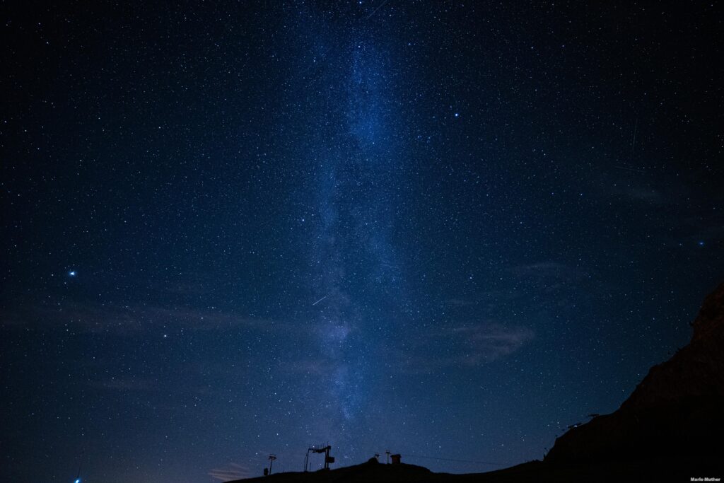 Die beeindruckende Milchstrasse erstreckt sich über die atemberaubende Bettmeralp im Kanton Wallis. Die zahllosen funkelnden Sterne bilden ein leuchtendes Band, das sich über den Horizont spannt.