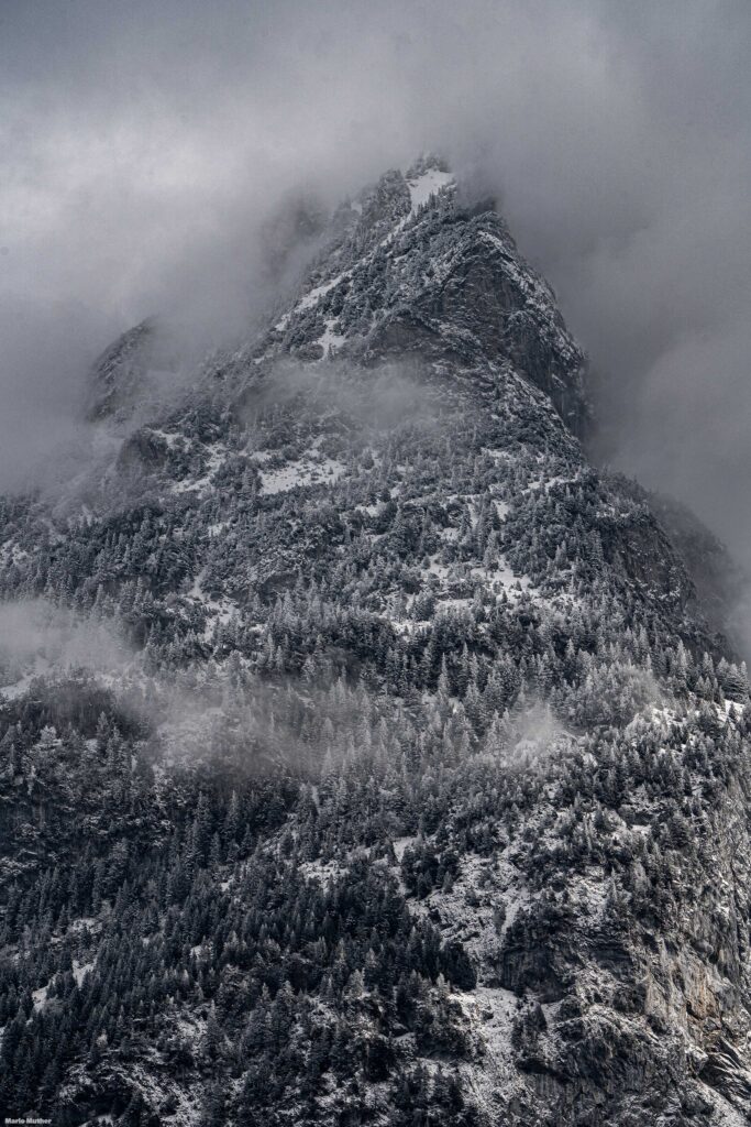 Das Schild im Winter mit der spektakulären Berglandschaft im Kanton Uri erweckt das Gefühl von Abenteuerlust und fasziniert mit der majestätischen Pracht der alpinen Natur.