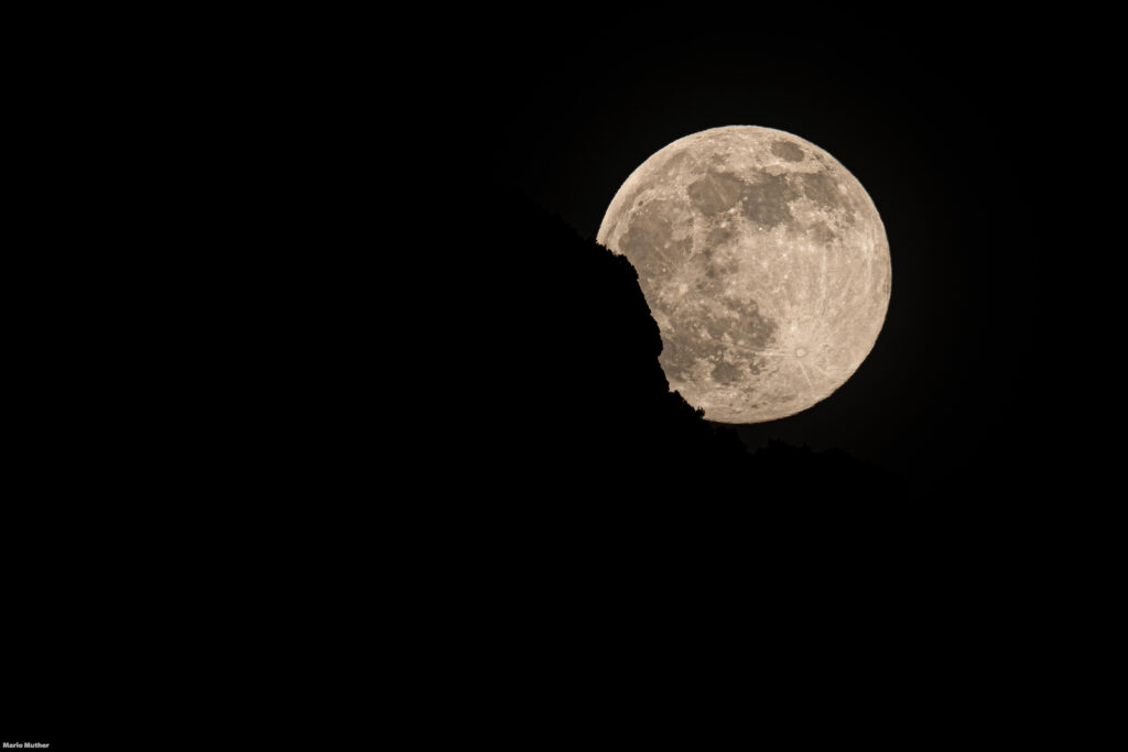 Der Vollmond über dem Schilt/Haldi taucht die Umgebung in ein sanftes, Licht und verstärkt das Gefühl der Ruhe und Erhabenheit.