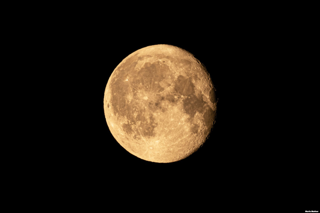 Der leuchtende Mond am dunklen Nachthimmel. Eine ruhige und stille Nacht, in der man die Magie des Monds spüren kann.